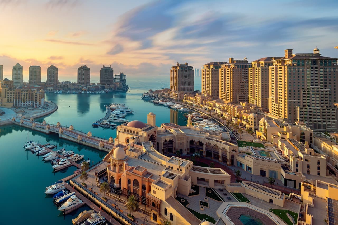 The Pearl Qatar is one of Doha’s most sought-after addresses, and demand shows it. The man-made island offers waterfront living, a wide range of dining and retail, and a variety of homes to rent across its sub-areas: Porto Arabia, Qanat Quartier, Viva Bahriya and Medina Central, La Plage, Gewan Island, Floresta Gardens, Giardino Gardens. Looking for The Pearl apartments for rent? Here’s how the market looks.