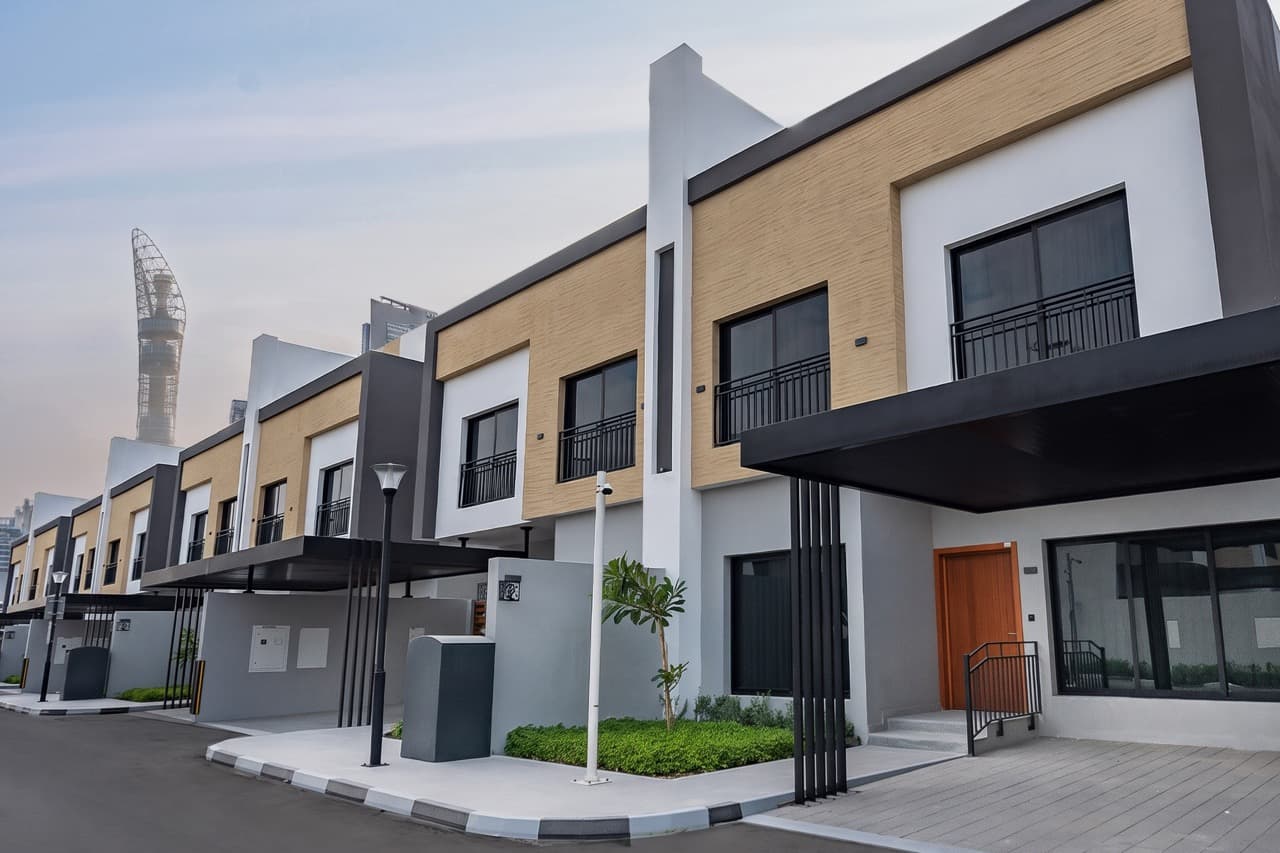 Qatar’s residential rental market is performing steadily across both apartments and villas, though trends vary by property type and location. Well-managed developments attract the strongest demand, especially those with modern amenities, good transport links, and access to schools, retail, and leisure.